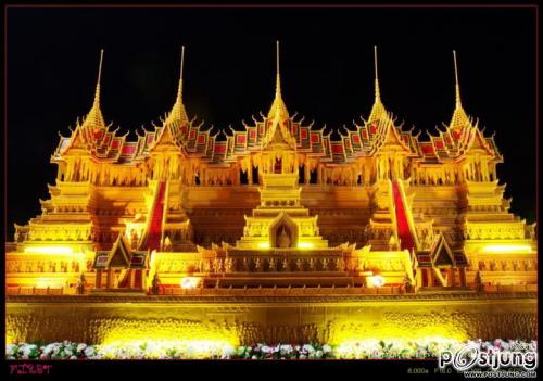 ประเพณีแห่ปราสาทผึ้ง