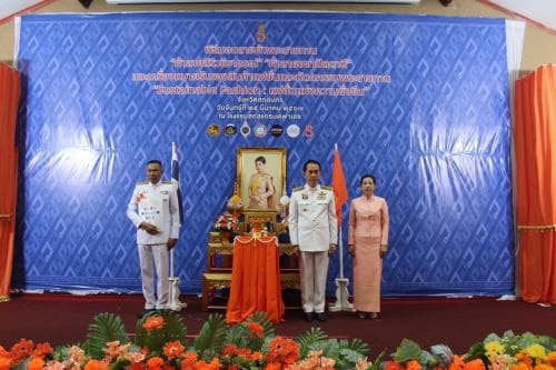 เข้าร่วมเป็นเกียรติในพิธีมอบแบบลายผ้าพระราชทาน “ผ้าลายสิริวชิราภรณ์” “ผ้าลายชบาปัตตานี” และเครื่องหมายรับรองแฟชั่นฯ