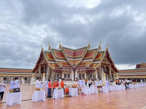 เข้าร่วมพิธีทำบุญตักบาตรถวายพระกุศล และพิธีถวายพระพรเนื่องในโอกาส วันคล้ายวันประสูติสมเด็จพระเจ้าน้องนางเธอ เจ้าฟ้าจุฬาภรณวลัยลักษณ์